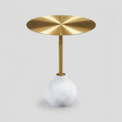 Mesa auxiliar moderna redonda de metal elegante en oro, nueva y lujosa.