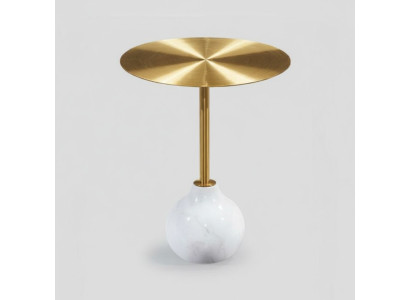 Mesa auxiliar moderna redonda de metal elegante en oro, nueva y lujosa.
