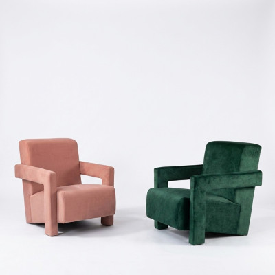 Sofá moderno de una plaza con tela de textil y dos sillones.