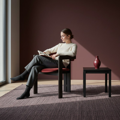 Silla de comedor roja de lujo con estructura de madera, tapizada por diseñador, de una sola plaza en textil.
