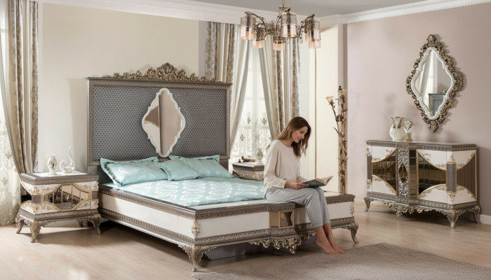 Conjunto de dormitorio clásico de alta calidad con cama doble, cómoda y sofá.