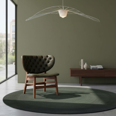 Moderno sillón Chesterfield verde tapizado.