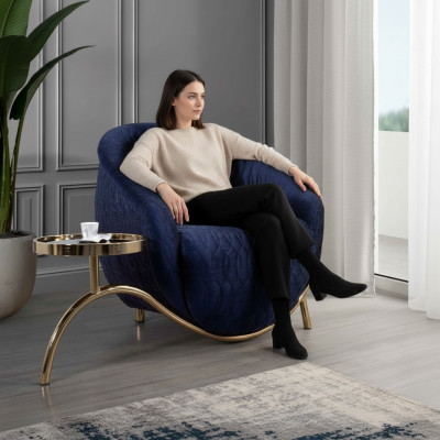 Sillón de relajación azul diseñador, mesa auxiliar de un solo asiento, diseño de lujo.