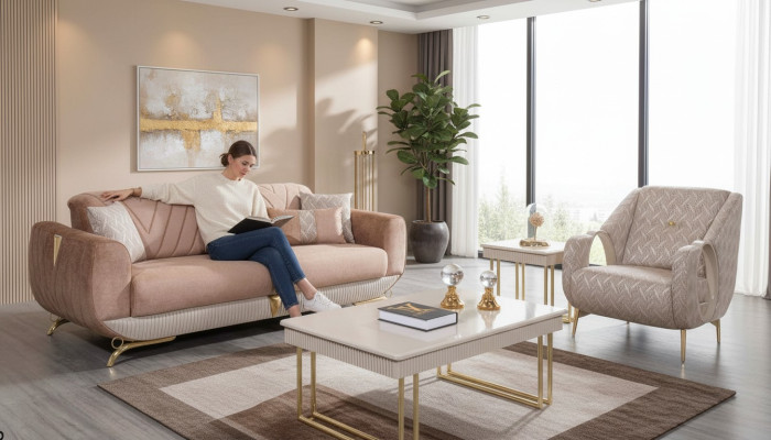 Conjunto de sala de estar beige de lujo, sillón de tres plazas con tapizado y mesa auxiliar.