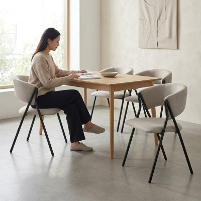 Conjunto de grupo textil para comedor con 4 sillas de diseño tapizadas en tela.