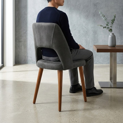 Silla de madera de diseñador de color gris-marrón. Marco de madera de lujo.