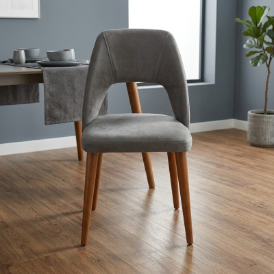 Silla de madera de diseñador de color gris-marrón. Marco de madera de lujo.