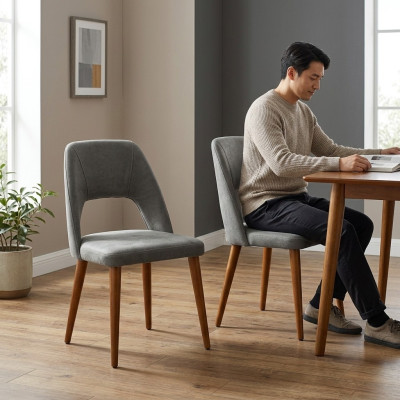 Sillas de comedor exclusivas en color gris-marrón. Sillas de madera de lujo tapizadas.
