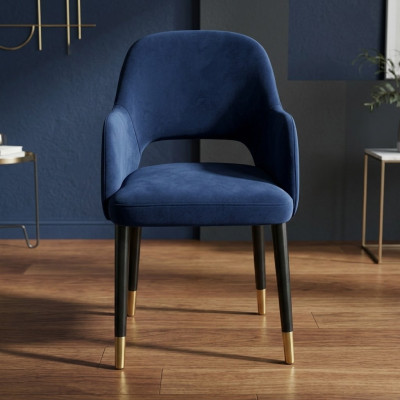 Silla de comedor acolchada azul con marco de madera de diseño moderno.