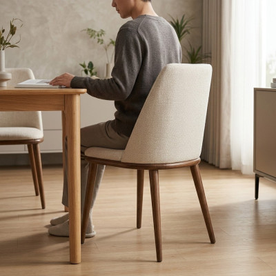 Dos sillas de comedor blancas. Mobiliario lujoso de comedor. Muebles de diseñador.