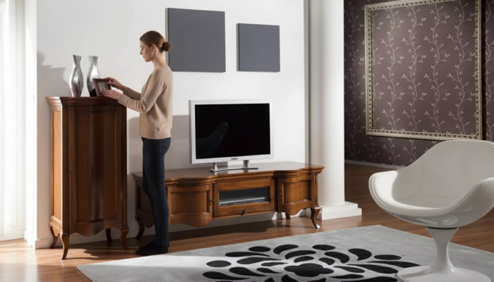 Mueble de salón de madera estilo italiano clásico con armarios de pared.
