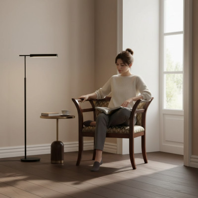 Sillas de comedor de madera con tapizado y reposabrazos en diseño marrón para la sala de estar.