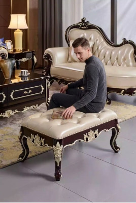 Taburete en el dormitorio de un nuevo y lujoso Chesterfield blanco perla.