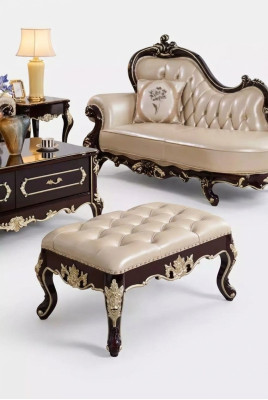 Taburete en el dormitorio de un nuevo y lujoso Chesterfield blanco perla.