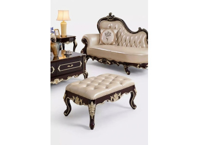 Taburete en el dormitorio de un nuevo y lujoso Chesterfield blanco perla.