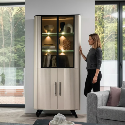 Vitrina de sala de estar moderna y lujosa en beige, armario de cristal, armarios.