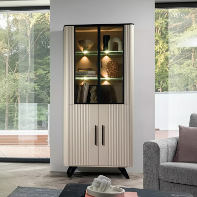 Vitrina de sala de estar moderna y lujosa en beige, armario de cristal, armarios.