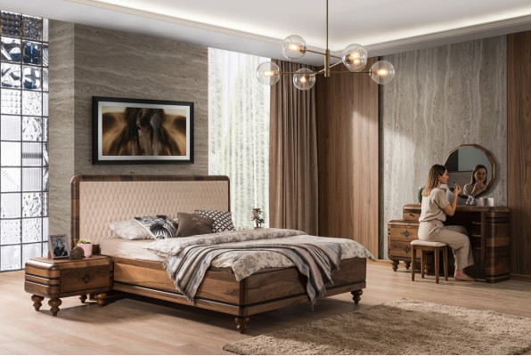 Conjunto de dormitorio clásico de lujo con cama marrón, mesitas de noche y tocador.