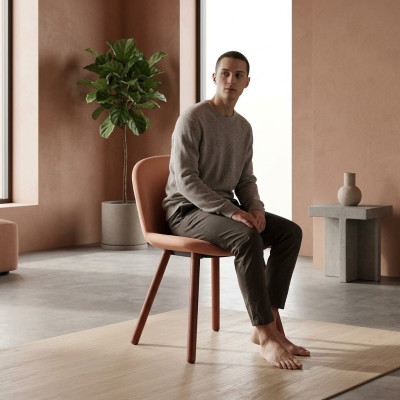 Silla tapizada de color naranja intenso con patas de madera. Sillas de diseñador muebles de comedor.