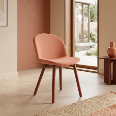 Silla tapizada de color naranja intenso con patas de madera. Sillas de diseñador muebles de comedor.