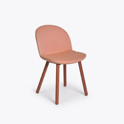 Silla tapizada de color naranja intenso con patas de madera. Sillas de diseñador muebles de comedor.