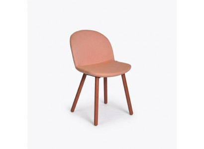 Silla tapizada de color naranja intenso con patas de madera. Sillas de diseñador muebles de comedor.