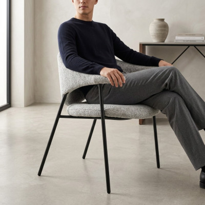 Moderna silla de comedor gris con brazos y tapizado