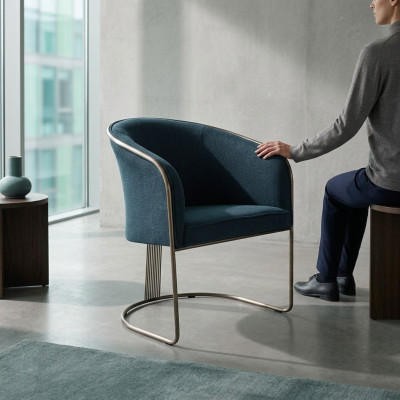 Sillón de acero inoxidable azul de lujo de una plaza con cojines y reposabrazos, silla con respaldo.