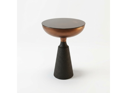 Elegante mesa auxiliar redonda de diseñador para sala de estar con tapa de vidrio.