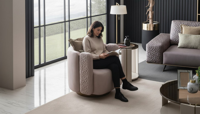 Sillones elegantes de sala de estar en rosa, muebles de club lounge de madera modernos.