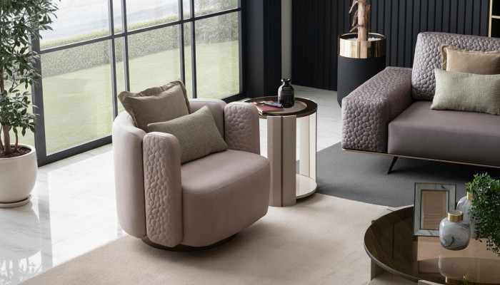 Sillones elegantes de sala de estar en rosa, muebles de club lounge de madera modernos.