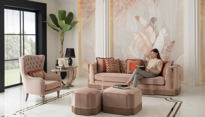 Salón de lujo con elegante sofá de 4 plazas, sillón y 2 taburetes. Muebles elegantes.