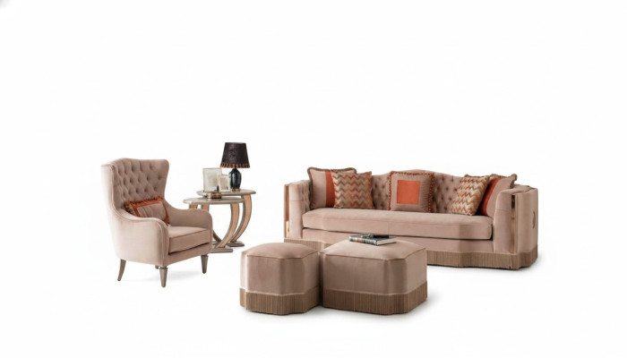 Salón de lujo con elegante sofá de 4 plazas, sillón y 2 taburetes. Muebles elegantes.