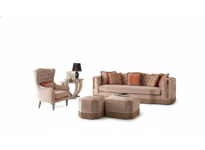 Salón de lujo con elegante sofá de 4 plazas, sillón y 2 taburetes. Muebles elegantes.