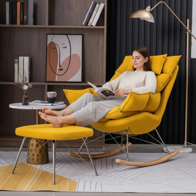 Sillón con diseño de lujo con taburete de tela amarillo para sala de estar.