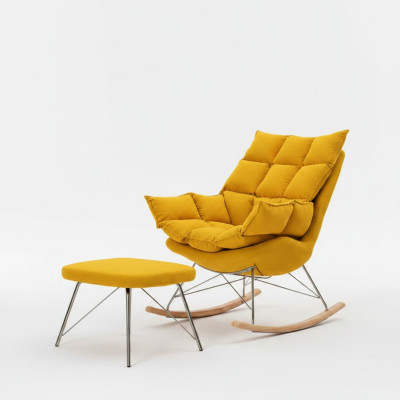 Sillón con diseño de lujo con taburete de tela amarillo para sala de estar.