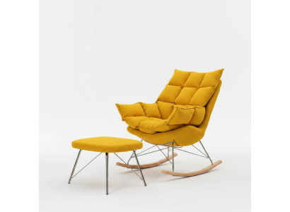 Sillón con diseño de lujo con taburete de tela amarillo para sala de estar.