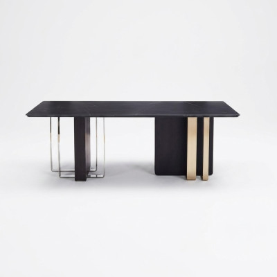 Mesa de comedor negra rectangular de madera maciza y acero inoxidable de diseñador.