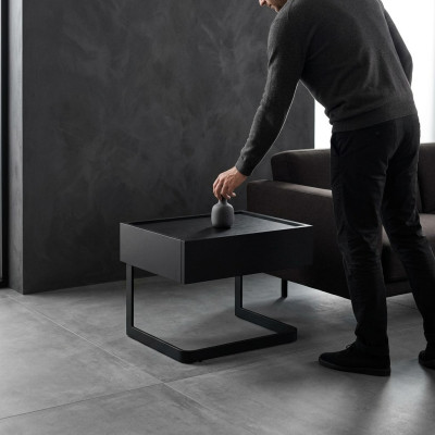 Mesita de noche para dormitorio. Elegante estilo negro de madera y acero inoxidable. Nuevo.
