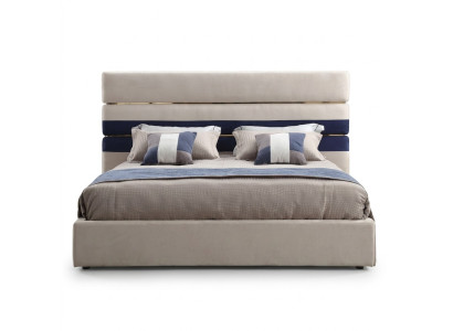 Cama doble de diseñador moderna con marco de madera, cama elegante nueva en beige.