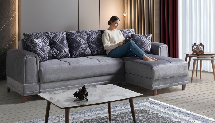 Sofá esquinero gris en forma de L, moderno para salón.
