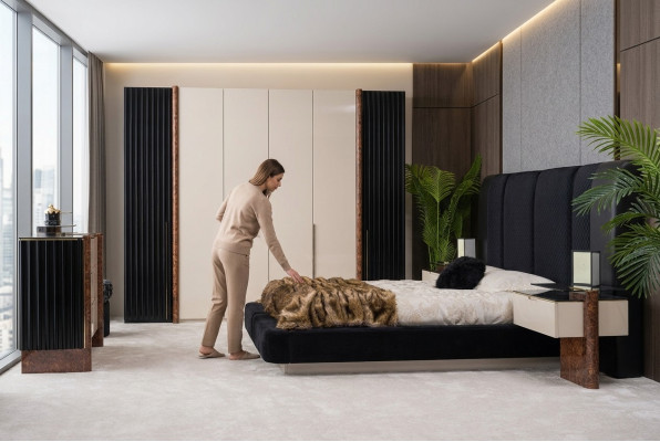 Juego de dormitorio de lujo con cama, 2 mesitas de noche y armario de madera completo.