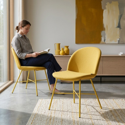 Silla amarilla de comedor de lujo con tela de diseñador.