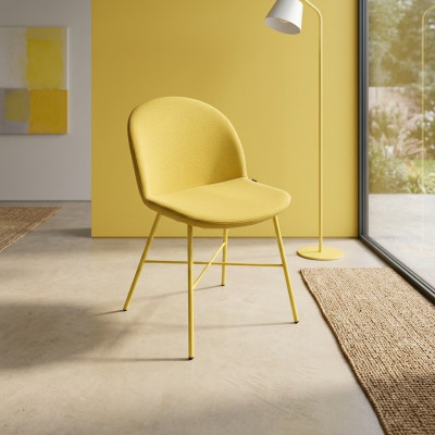 Silla amarilla de comedor de lujo con tela de diseñador.