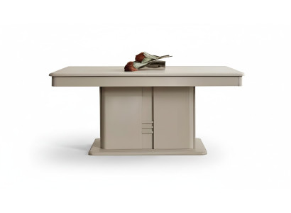 Moderna mesa de comedor de diseño lujoso en madera nueva