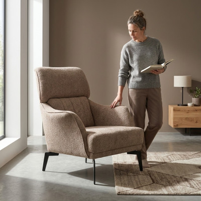 Moderno sillón beige para sala de estar, asiento individual de lujo, mueble tapizado nuevo.