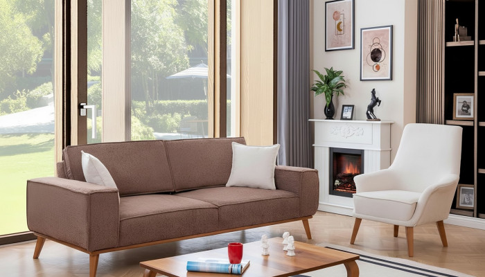 Sala de estar Set de dos piezas beige con sofá de tres plazas de lujo y sillón blanco individual.