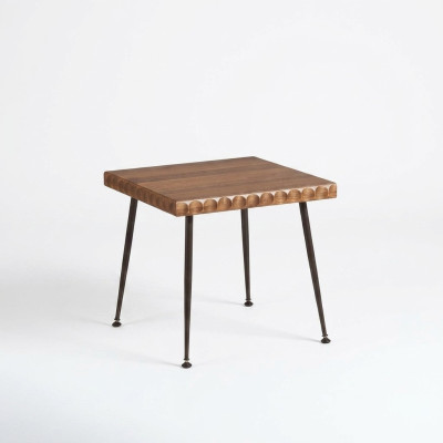 Mesa auxiliar de madera para sala de estar. Muebles modernos. Mesa de café. Nuevo diseño.