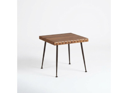 Mesa auxiliar de madera para sala de estar. Muebles modernos. Mesa de café. Nuevo diseño.