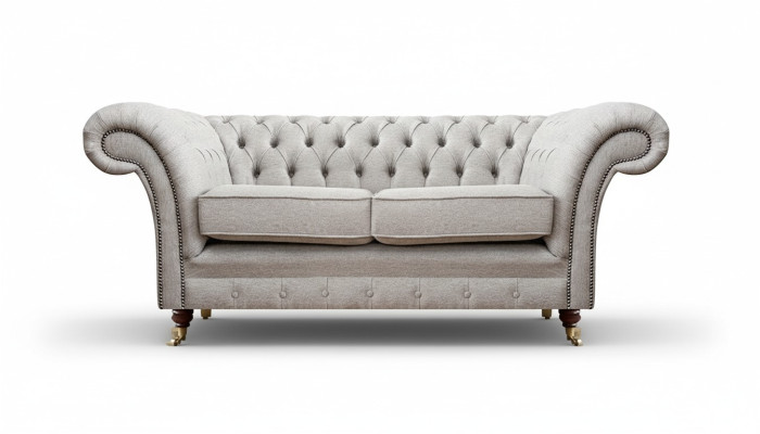 Muebles tapizados gris: sofá de dos plazas Chesterfield para el salón.